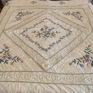 Queen quilt with 2 shams